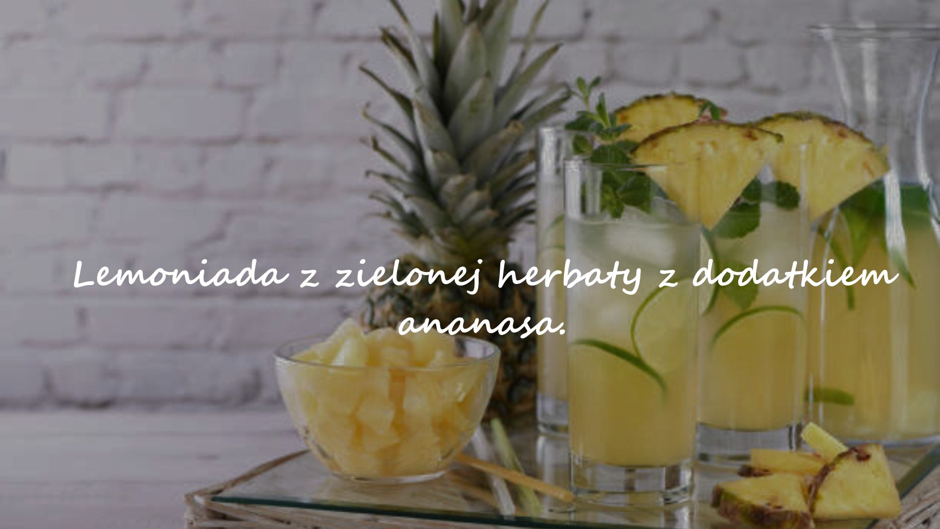 Lemoniada z zielonej herbaty z dodatkiem jaśminu i ananasa.